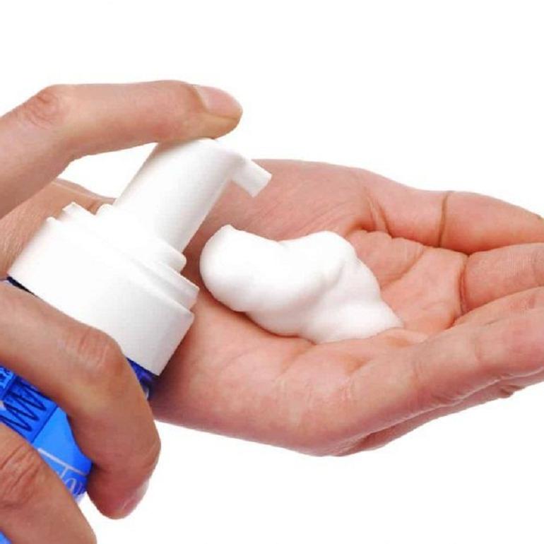 Có nên sử dụng sữa tắm khô cho mèo không?